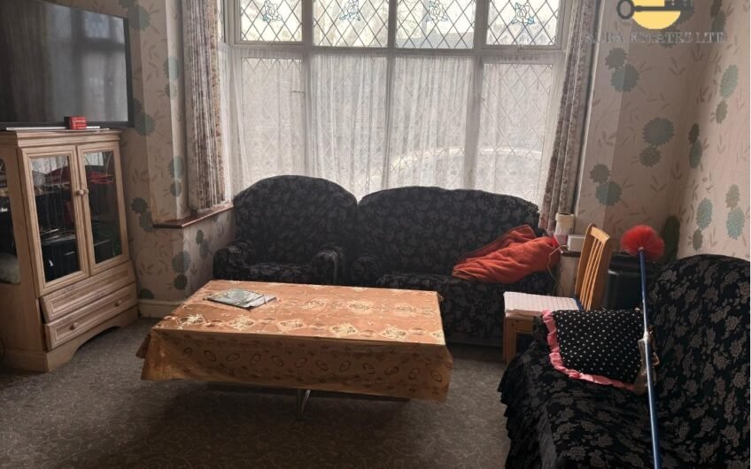 For Sale, Spacious 5-Bedroom Semi-Detached Home with Loft Conversion & Multiple Driveways in Luton, LU4!!!