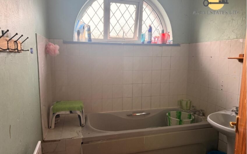 For Sale, Spacious 5-Bedroom Semi-Detached Home with Loft Conversion & Multiple Driveways in Luton, LU4!!!