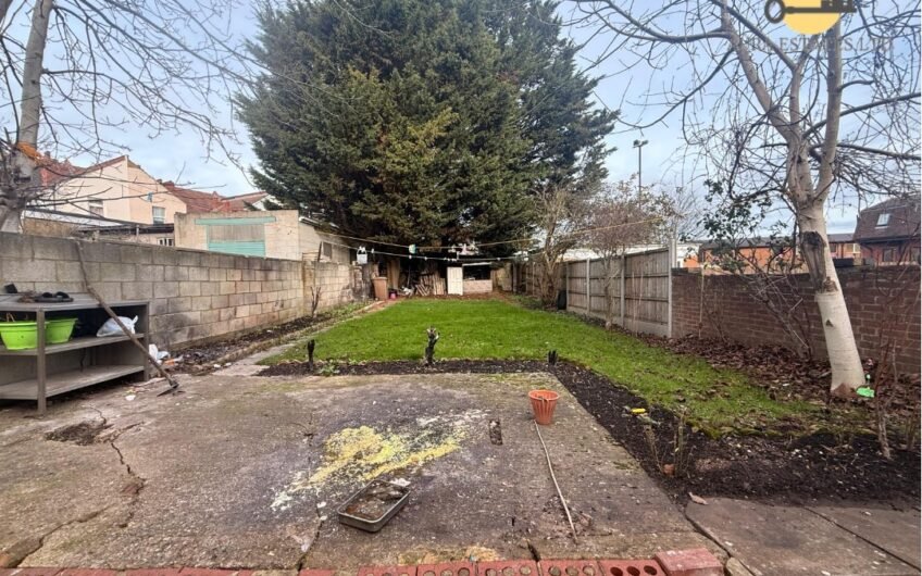 For Sale, Spacious 5-Bedroom Semi-Detached Home with Loft Conversion & Multiple Driveways in Luton, LU4!!!