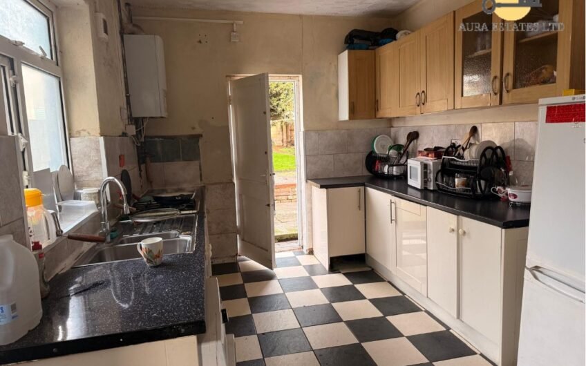 For Sale, Spacious 5-Bedroom Semi-Detached Home with Loft Conversion & Multiple Driveways in Luton, LU4!!!