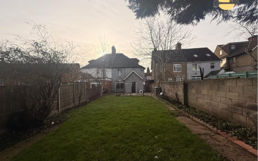 For Sale, Spacious 5-Bedroom Semi-Detached Home with Loft Conversion & Multiple Driveways in Luton, LU4!!!