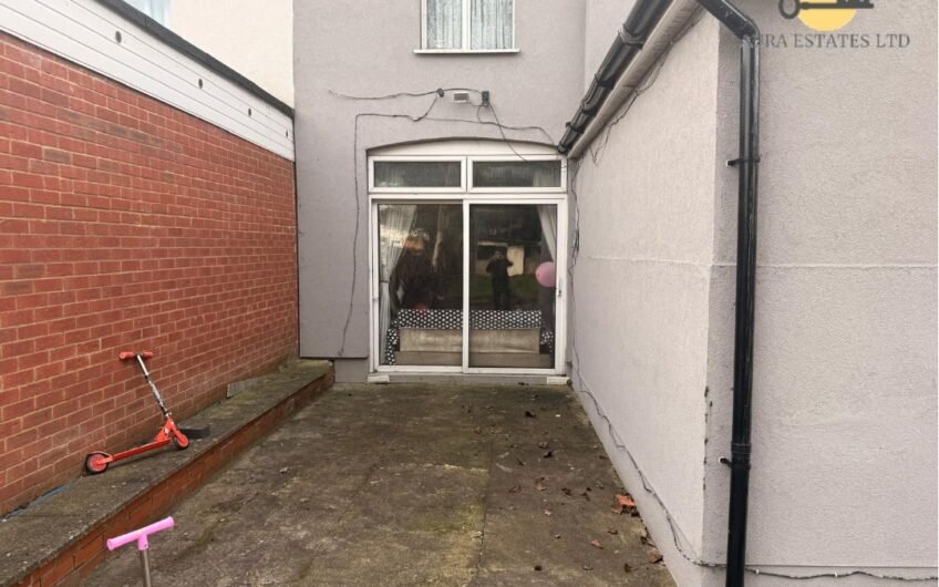 For Sale, Spacious 5-Bedroom Semi-Detached Home with Loft Conversion & Multiple Driveways in Luton, LU4!!!