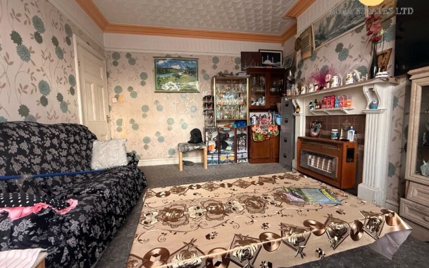 For Sale, Spacious 5-Bedroom Semi-Detached Home with Loft Conversion & Multiple Driveways in Luton, LU4!!!