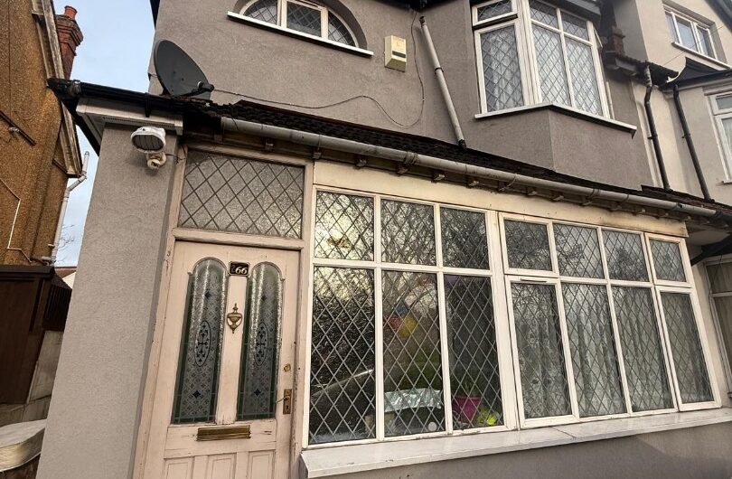 For Sale, Spacious 5-Bedroom Semi-Detached Home with Loft Conversion & Multiple Driveways in Luton, LU4!!!