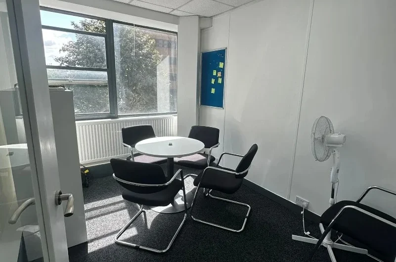 Just Bring Your Team! Fully Furnished Offices Available for rent in Luton LU1!!!