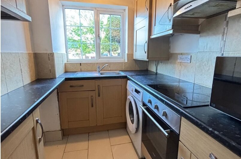 For Rent, Modern 1-Bed Ground Floor Flat with Parking – in Luton LU4!!!