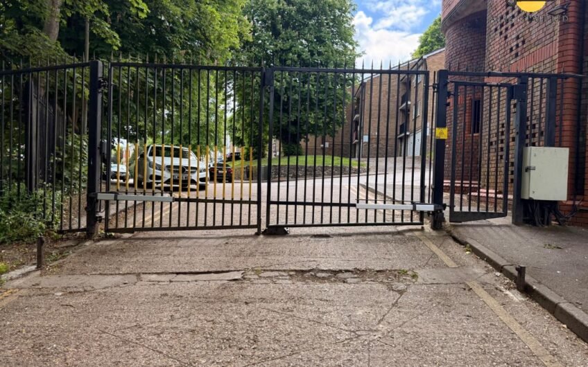 Modern 1-Bedroom Flat with Lift Access & Free Parking Available In Luton, LU1!!!