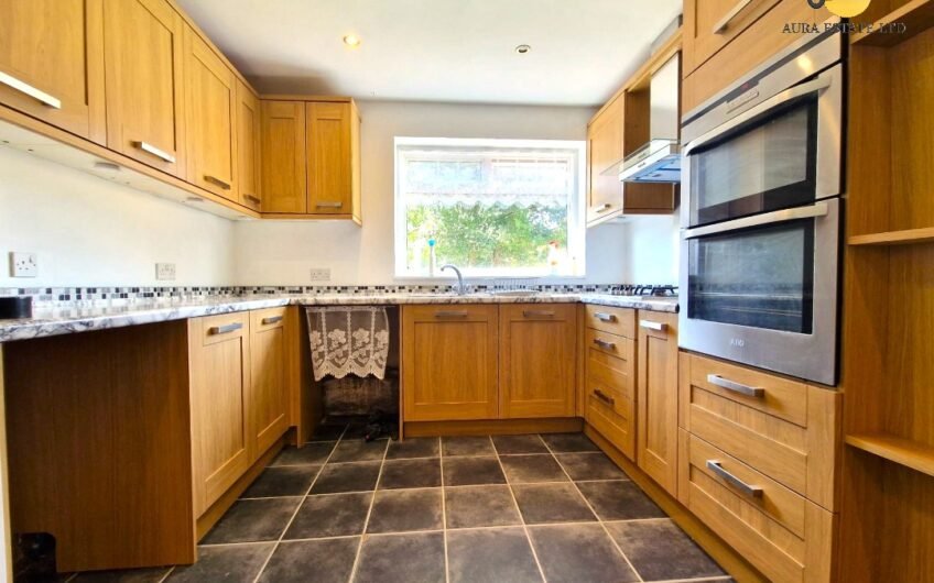 For Rent, spacious 3-Bedroom Family Home with Open-Plan Living & Private Parking in Luton LU3!!!