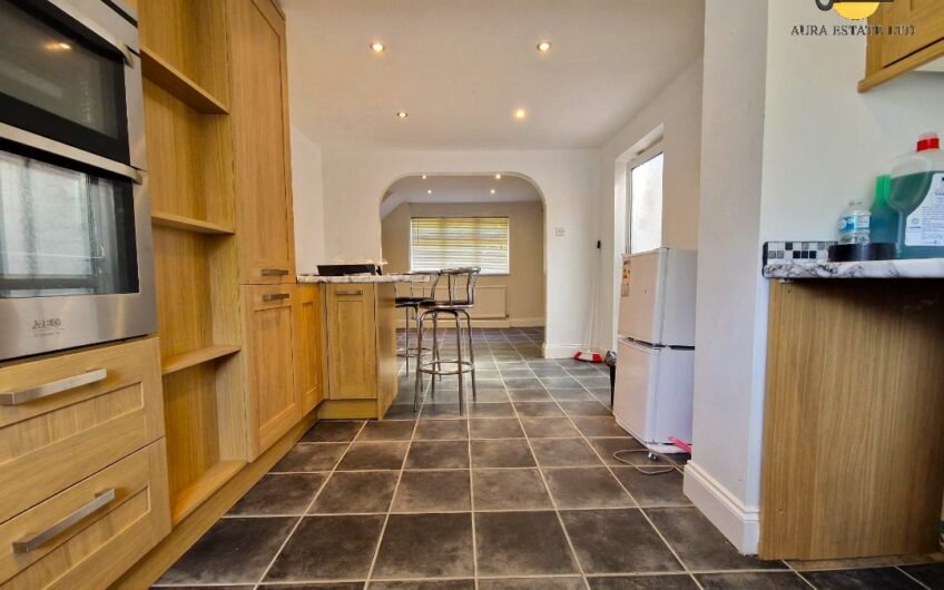 For Rent, spacious 3-Bedroom Family Home with Open-Plan Living & Private Parking in Luton LU3!!!