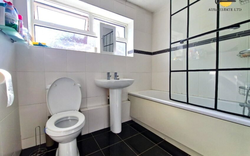 For Rent, spacious 3-Bedroom Family Home with Open-Plan Living & Private Parking in Luton LU3!!!