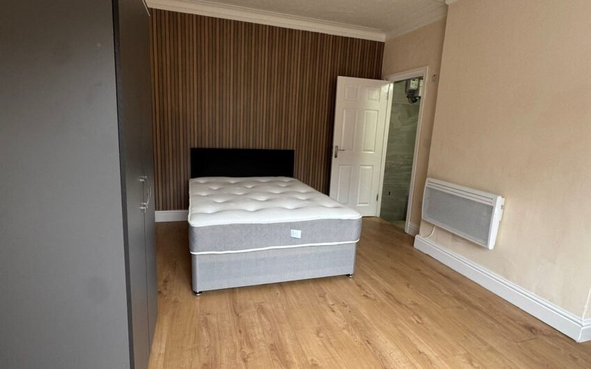 For Rent, Stylish & Compact Studio Flat Available Now in Luton LU1!