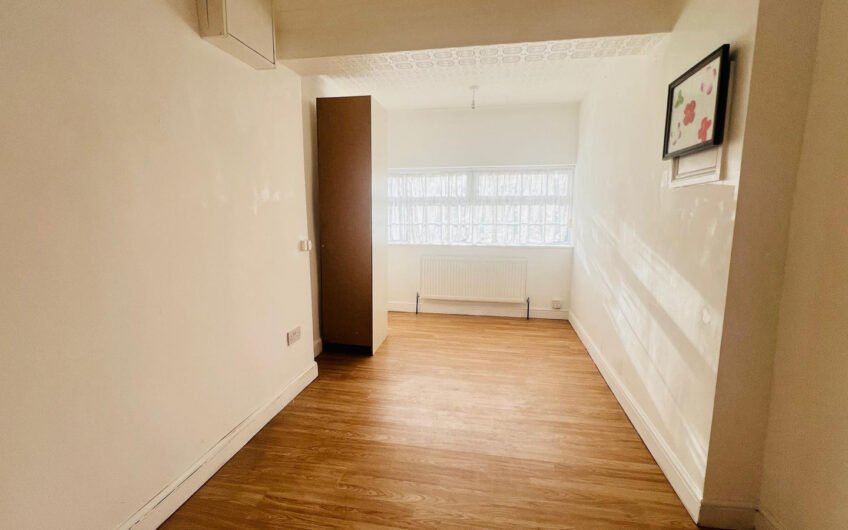 Spacious 6-Bedroom Detached Family Home | Driveway & Garage | Dunsmore Road, Luton