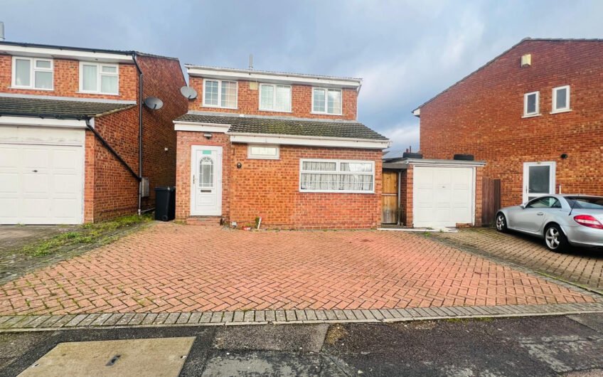 Spacious 6-Bedroom Detached Family Home | Driveway & Garage | Dunsmore Road, Luton