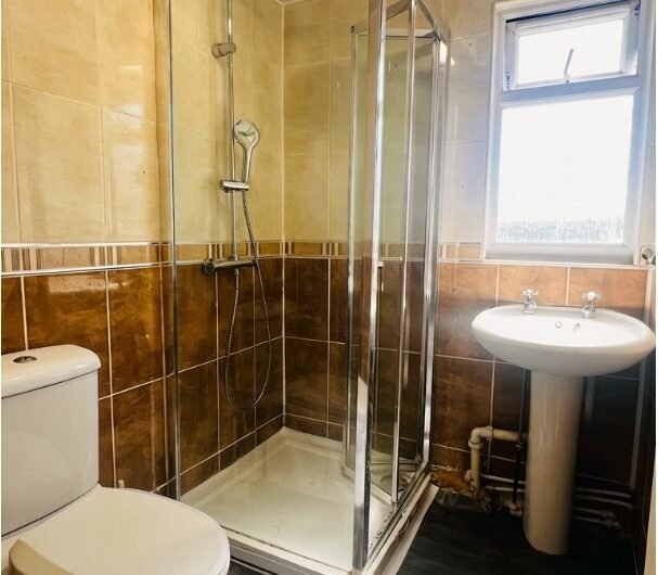 For Rent, Spacious 5-Bedroom House with Driveway & Large Garden in Luton LU4!!!