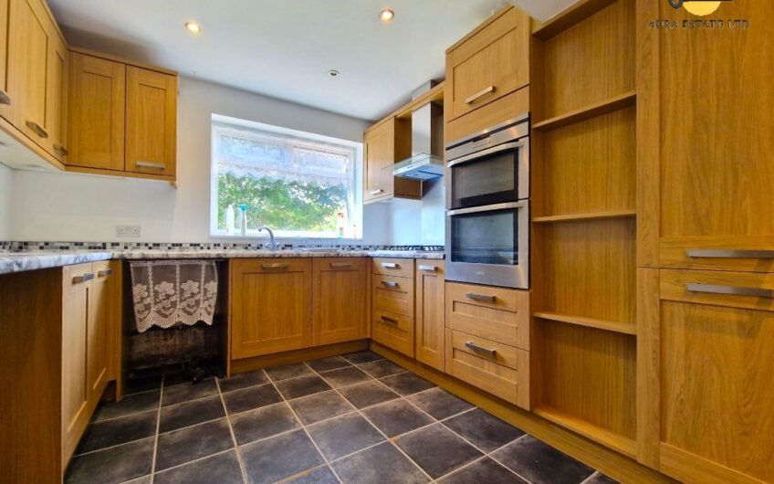 For Rent, spacious 3-Bedroom Family Home with Open-Plan Living & Private Parking in Luton LU3!!!