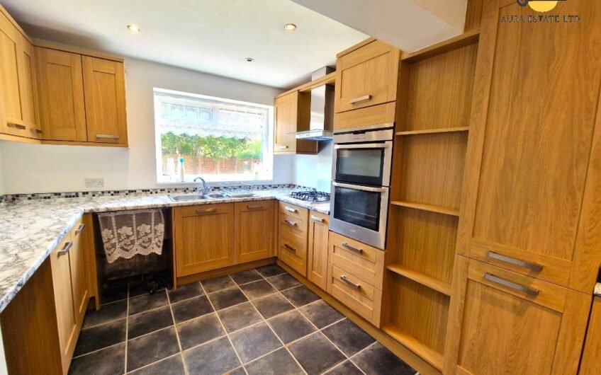 For Rent, spacious 3-Bedroom Family Home with Open-Plan Living & Private Parking in Luton LU3!!!