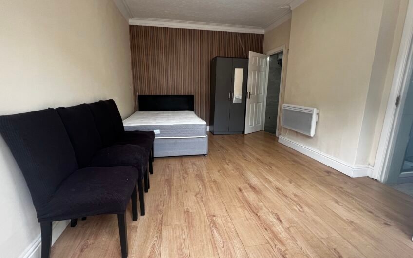 For Rent, Stylish & Compact Studio Flat Available Now in Luton LU1!