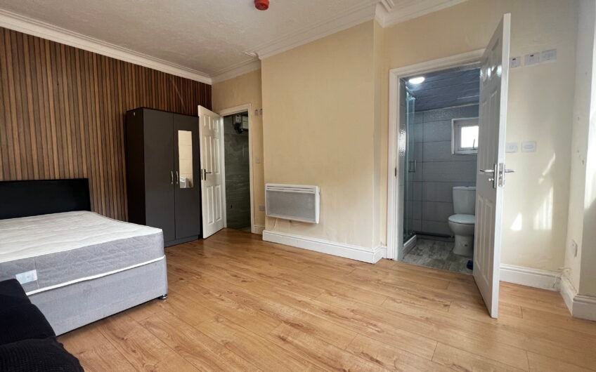 For Rent, Stylish & Compact Studio Flat Available Now in Luton LU1!