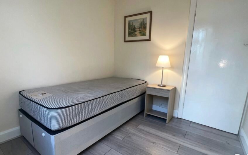 For Rent, Spacious 3-Bedroom Semi-Detached House with Garden & Driveway in Luton LU2!!!