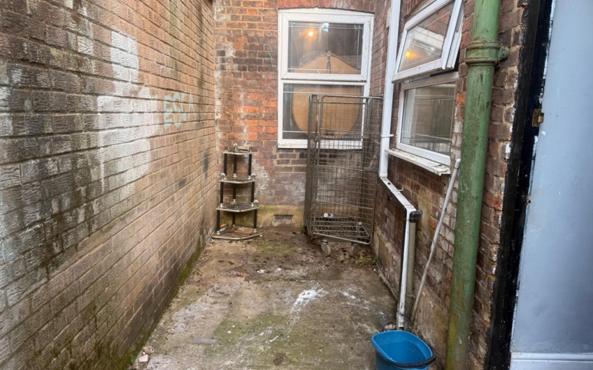 For Sale, Stylish 3-Bedroom Terraced House with Garden in Luton LU4!!!
