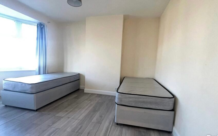 For Rent, Spacious 3-Bedroom Semi-Detached House with Garden & Driveway in Luton LU2!!!
