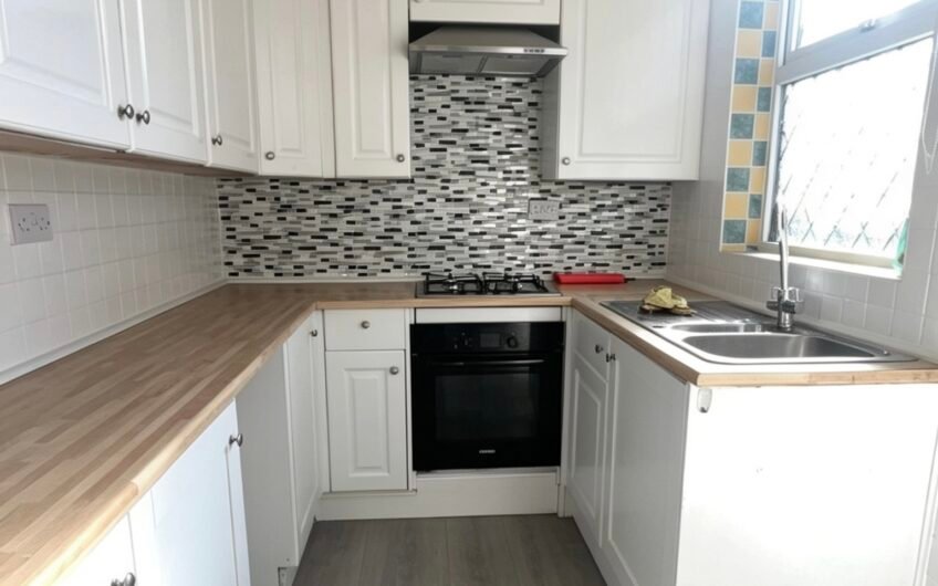 For Rent, Spacious 3-Bedroom Semi-Detached House with Garden & Driveway in Luton LU2!!!