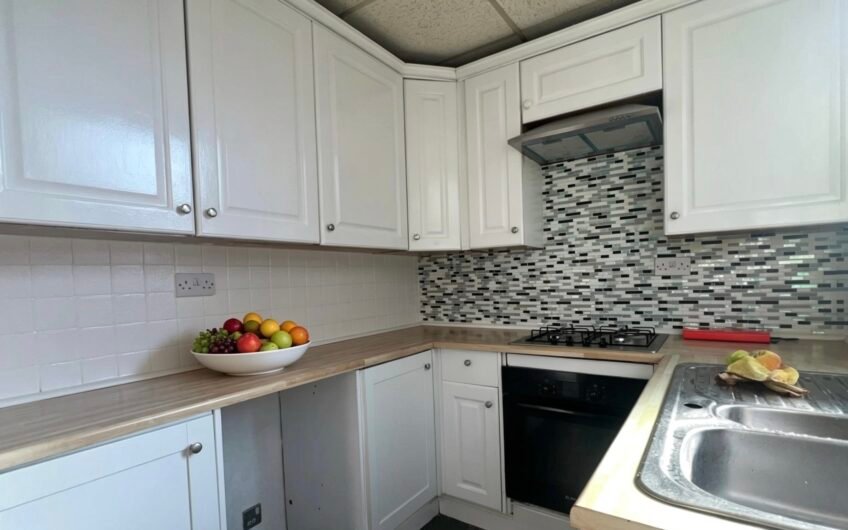 For Rent, Spacious 3-Bedroom Semi-Detached House with Garden & Driveway in Luton LU2!!!