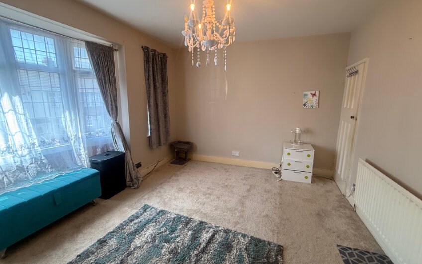 For Rent, Spacious 2-Bedroom Semi-Furnished House with Large Garden & Private Parking in LU3!!!