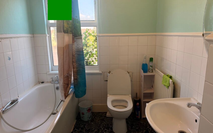 For Rent, Spacious 2-Bedroom Semi-Furnished House with Large Garden & Private Parking in LU3!!!