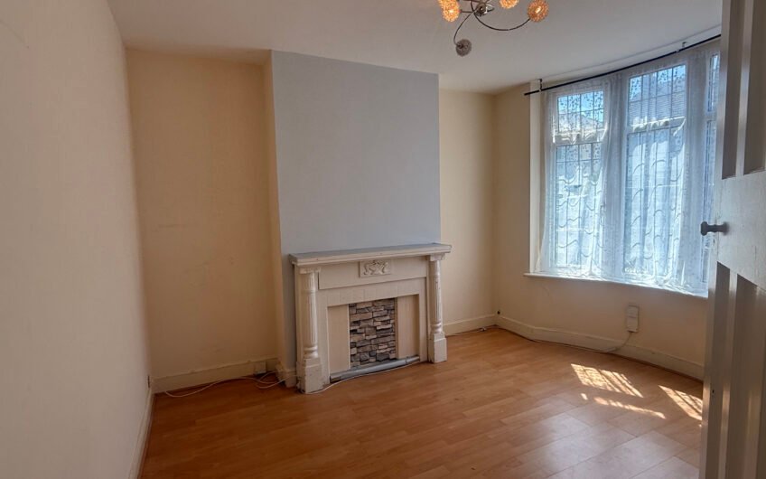 For Rent, Spacious 2-Bedroom Semi-Furnished House with Large Garden & Private Parking in LU3!!!