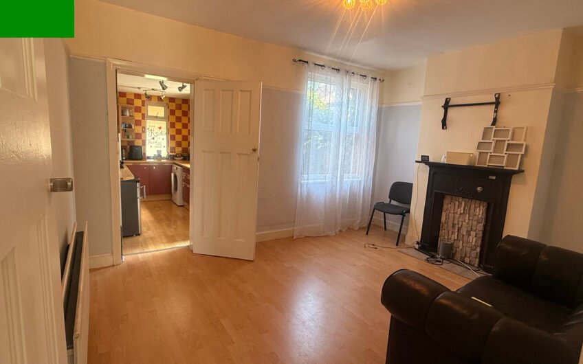 For Rent, Spacious 2-Bedroom Semi-Furnished House with Large Garden & Private Parking in LU3!!!