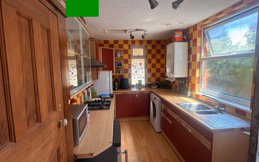 For Rent, Spacious 2-Bedroom Semi-Furnished House with Large Garden & Private Parking in LU3!!!
