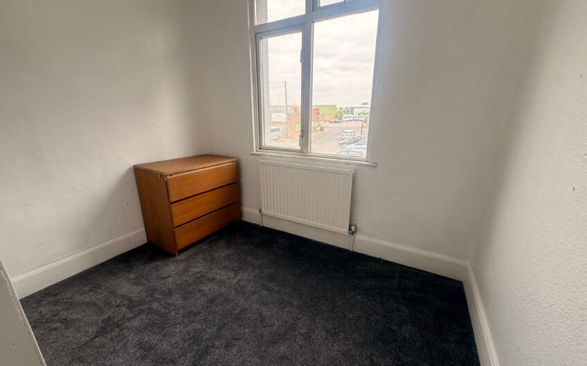 For Rent, Spacious 3-Bedroom Semi-Detached House with Garden & Driveway in Luton LU1!!!