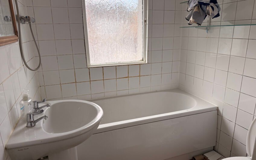 For Rent, Spacious 3-Bedroom Semi-Detached House with Garden & Driveway in Luton LU1!!!