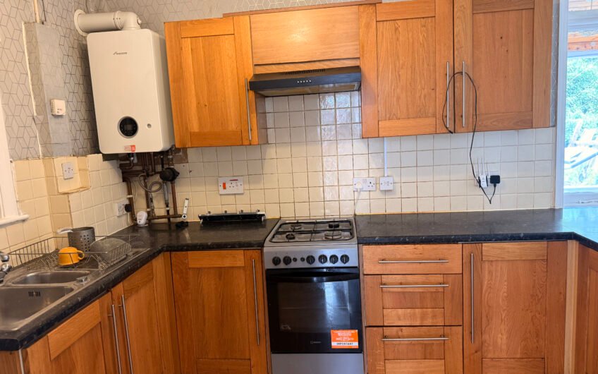 For Rent, Spacious 3-Bedroom Semi-Detached House with Garden & Driveway in Luton LU1!!!