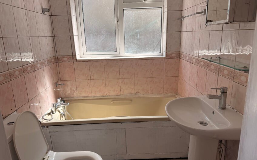 For Rent, Spacious 2-Bedroom Mid-Terraced House with Rear Garden & Parking in Luton LU3!!!