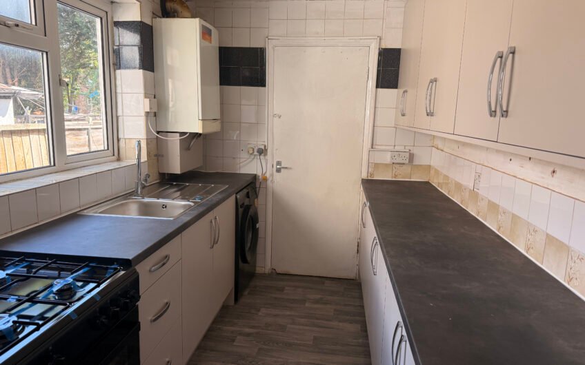 For Rent, Spacious 2-Bedroom Mid-Terraced House with Rear Garden & Parking in Luton LU3!!!