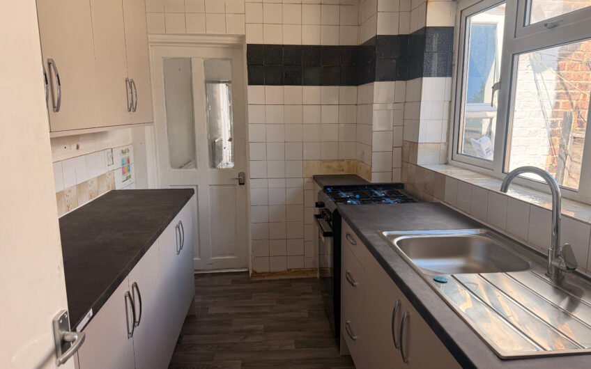 For Rent, Spacious 2-Bedroom Mid-Terraced House with Rear Garden & Parking in Luton LU3!!!