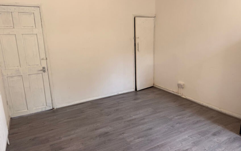 For Rent, Spacious 2-Bedroom Mid-Terraced House with Rear Garden & Parking in Luton LU3!!!