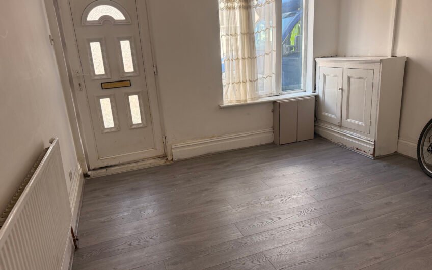 For Rent, Spacious 2-Bedroom Mid-Terraced House with Rear Garden & Parking in Luton LU3!!!