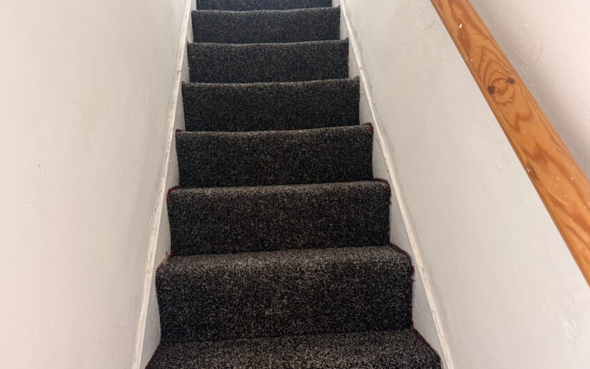 For Rent, Spacious 2-Bedroom Mid-Terraced House with Rear Garden & Parking in Luton LU3!!!