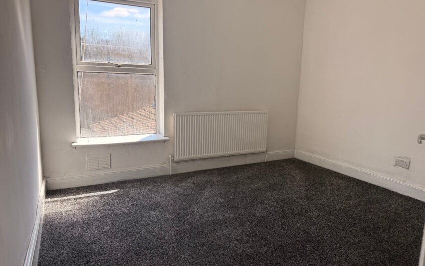 For Rent, Spacious 2-Bedroom Mid-Terraced House with Rear Garden & Parking in Luton LU3!!!