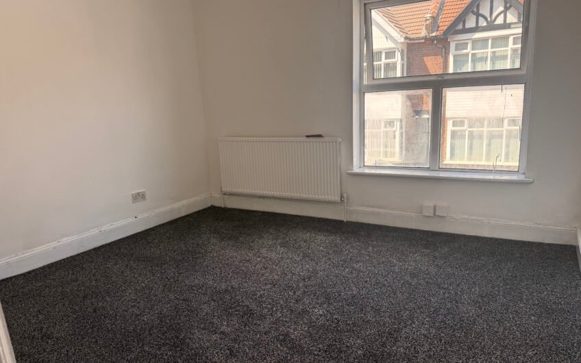 For Rent, Spacious 2-Bedroom Mid-Terraced House with Rear Garden & Parking in Luton LU3!!!