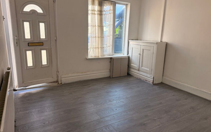 For Rent, Spacious 2-Bedroom Mid-Terraced House with Rear Garden & Parking in Luton LU3!!!