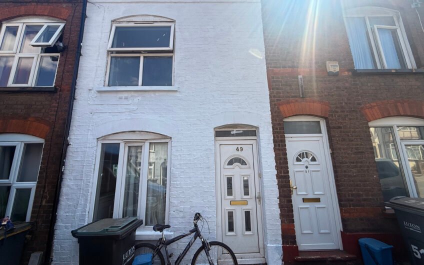 For Rent, Spacious 2-Bedroom Mid-Terraced House with Rear Garden & Parking in Luton LU3!!!