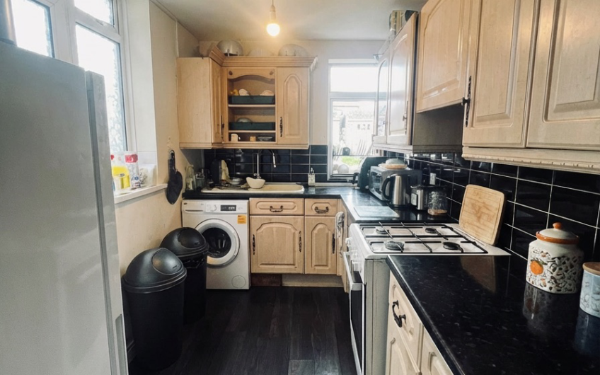 For Sale, Well-Presented 3-Bed Home with Large Outbuilding – Ideal Family Living in Luton LU3!!!