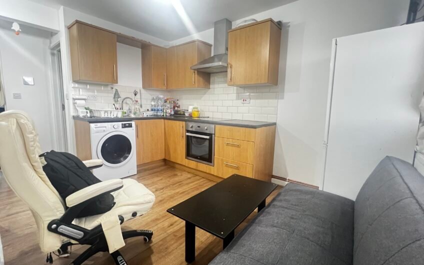 For Sale, Recently Refurbished 1-Bedroom Flat with Garden & Driveway in Luton LU3!!!