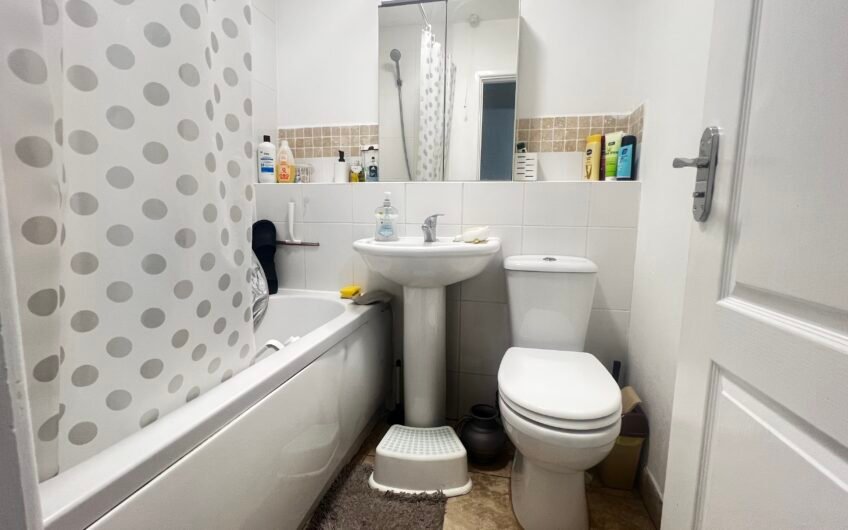 For Sale, Recently Refurbished 1-Bedroom Flat with Garden & Driveway in Luton LU3!!!