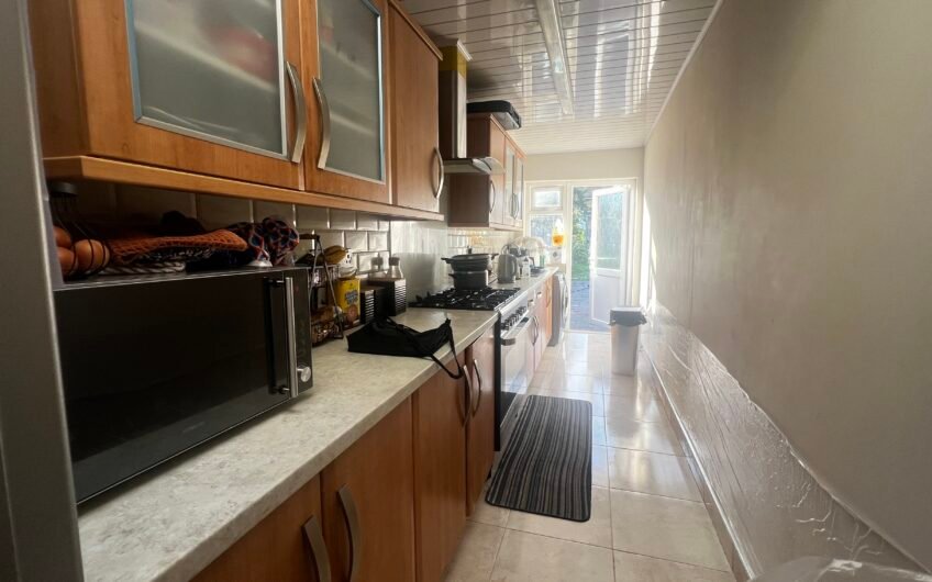 Extended 5 Bedroom House Available for Sale in Luton, LU4!!!
