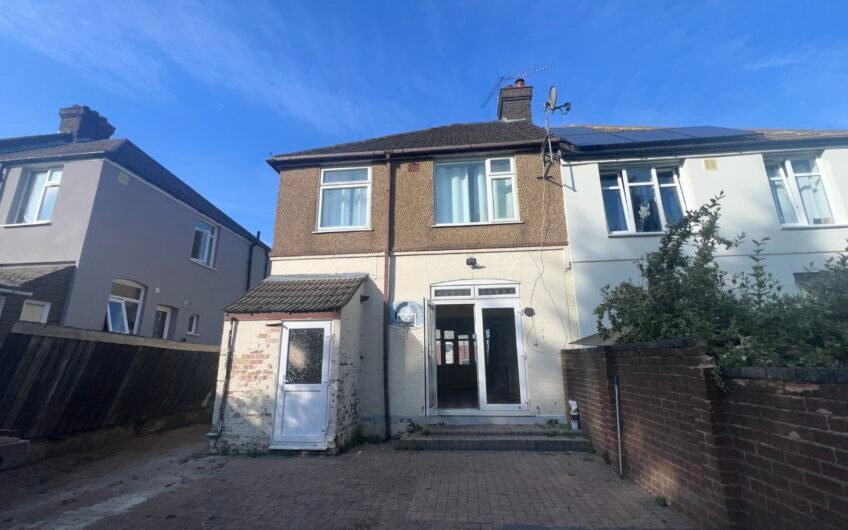 For Rent, Spacious 3-Bedroom Semi-Detached House with Garden & Driveway in Luton LU2!!!
